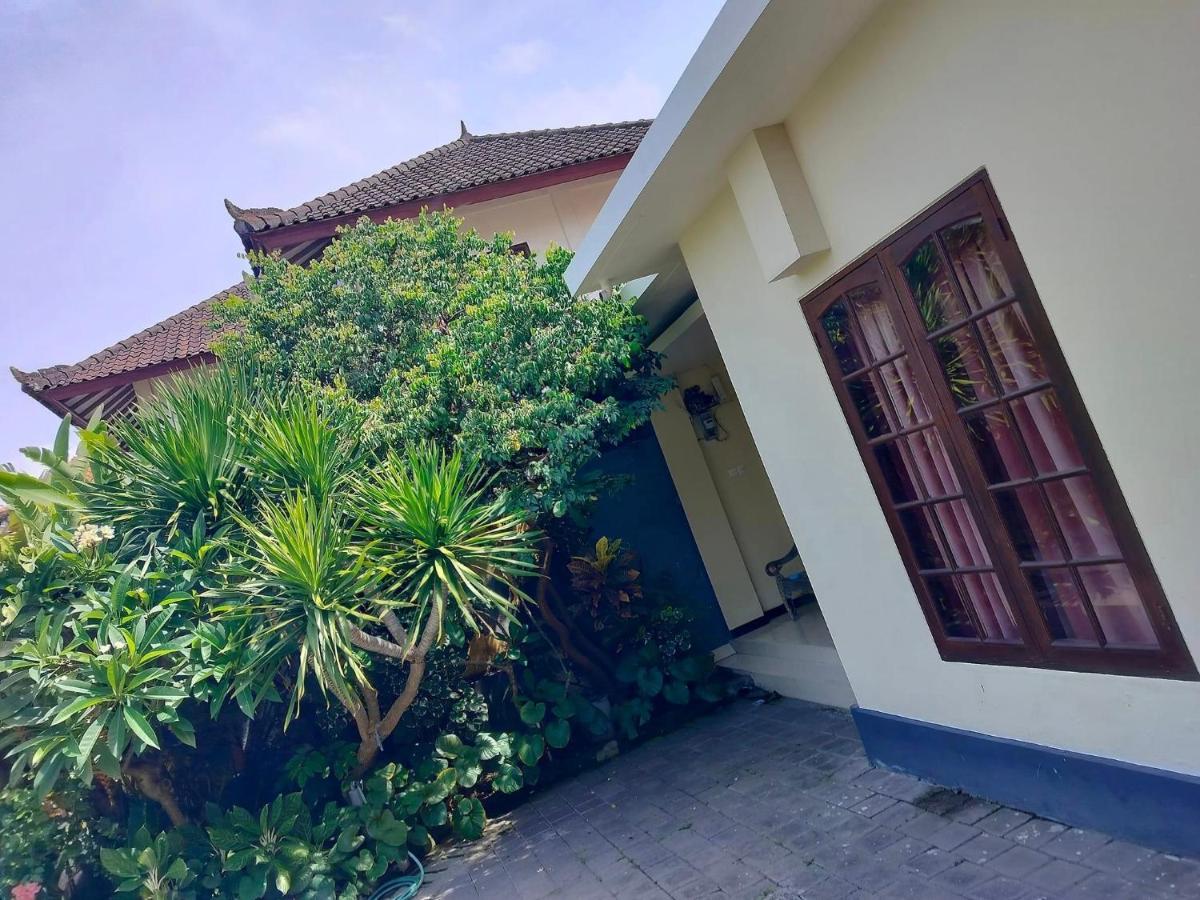 Villa Layang Bulan A Homey Guesthouse For Men Near The Beach In North Kuta Dempasar Exterior foto